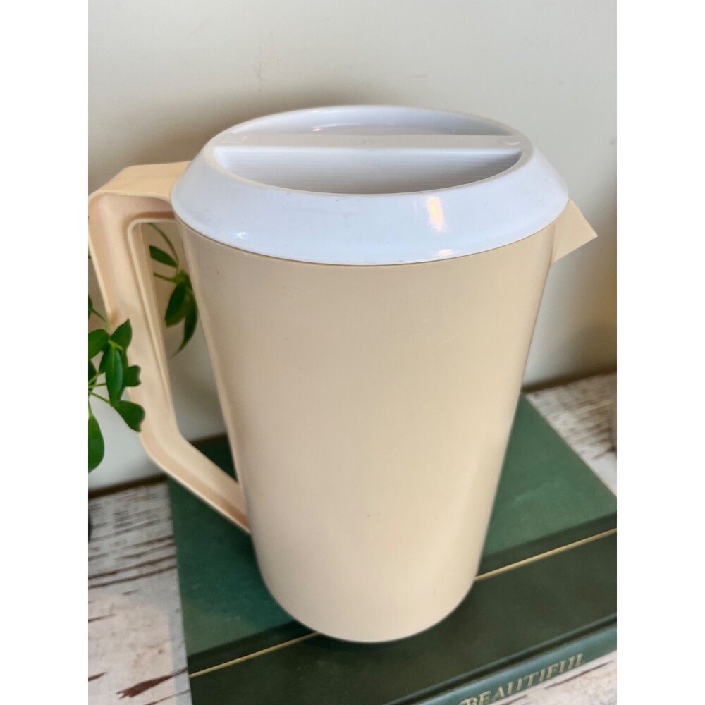 Vintage Rubbermaid Beige Almond With White Lid Pitcher 1 Gallon / Retro Home - Picture 2 of 9